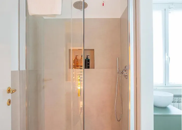 - 8 Posti Con Sauna Palestra E Garage Lägenhet